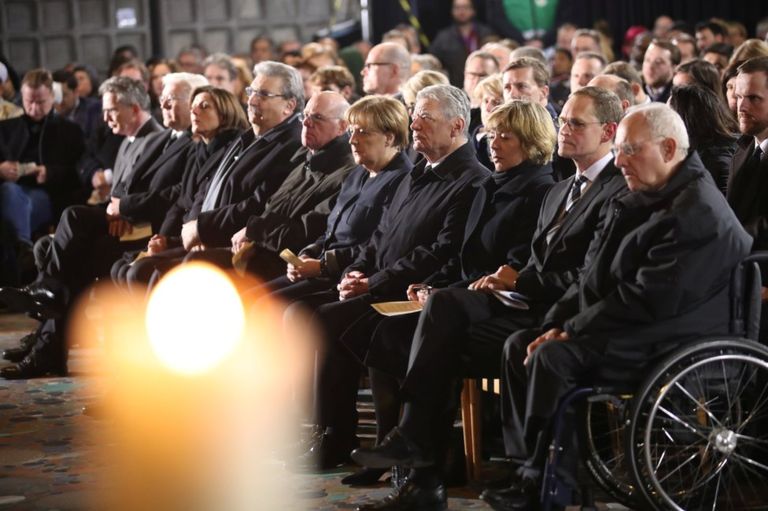 B&agrave; Merkel (giữa) tham dự lễ tưởng niệm tại nh&agrave; thờ Kaiser Wilhelm Memorial. Ảnh: REUTERS