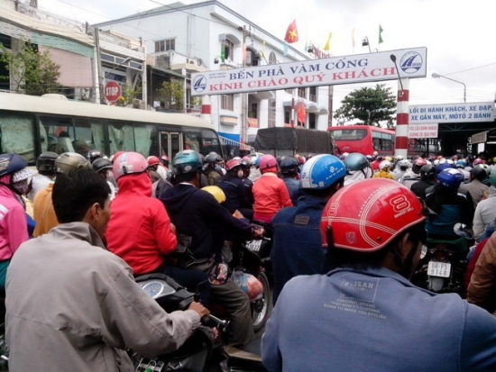 Ùn tắc nghiêm trọng ở phà Vàm Cống