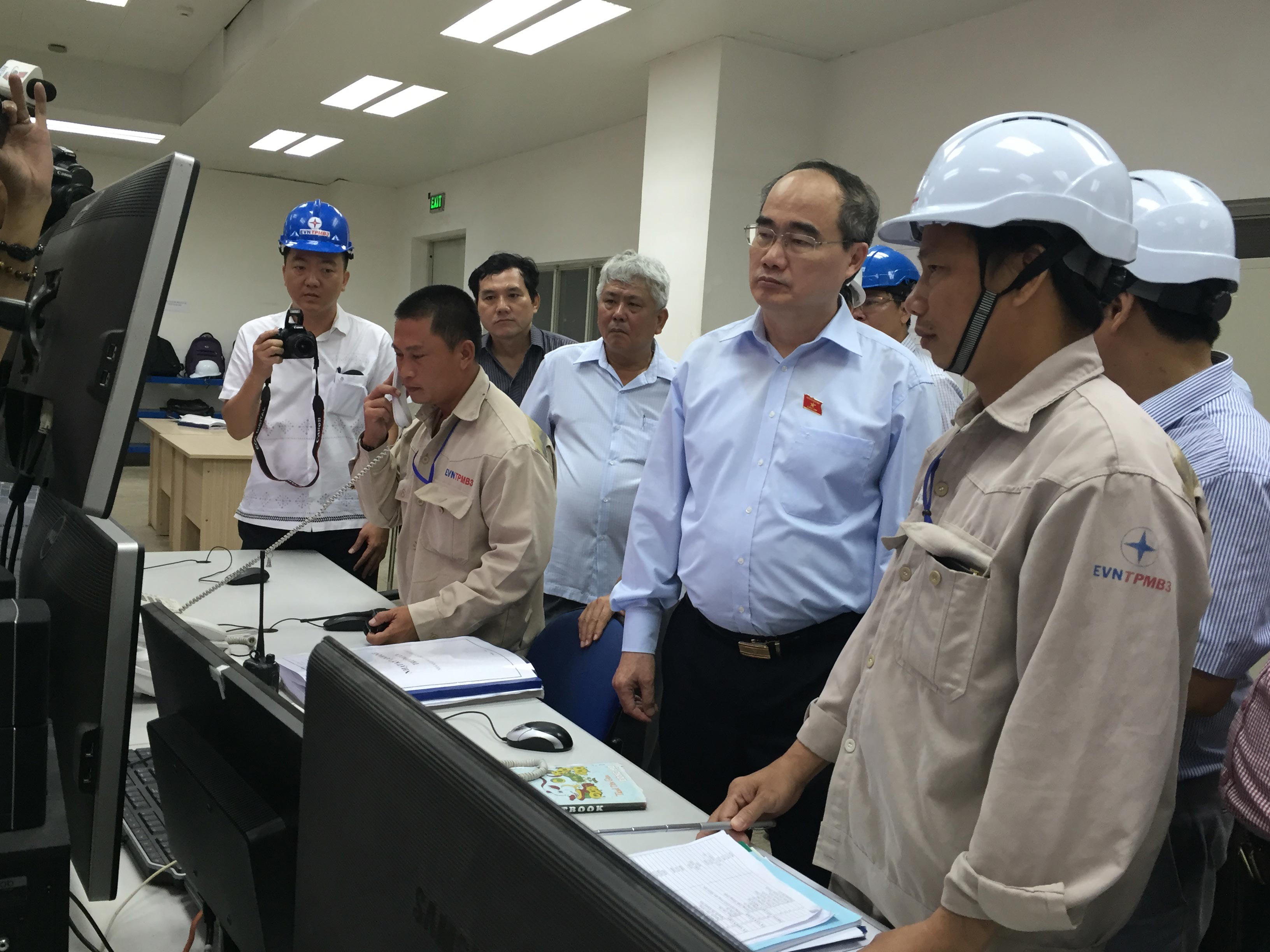 
&Ocirc;ng Nguyễn Thiện Nh&acirc;n tham quan tổ m&aacute;y số 2 của Nh&agrave; m&aacute;y Nhiệt điện Duy&ecirc;n Hải 1
