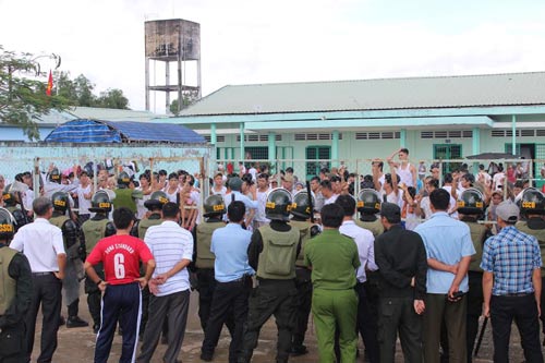 Học viên cai nghiện đập phá tại Trung tâm Cai nghiện ma túy Đồng Nai (xã Xuân Phú, huyện Xuân Lộc, tỉnh Đồng Nai) tháng 11-2016 Ảnh: XUÂN HOÀNG