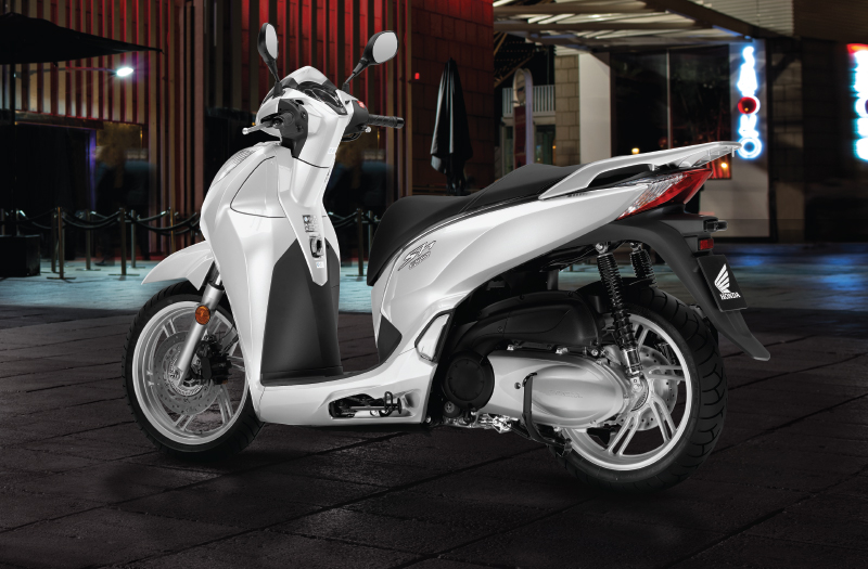 
SH300i ABS phi&ecirc;n bản m&agrave;u trắng
