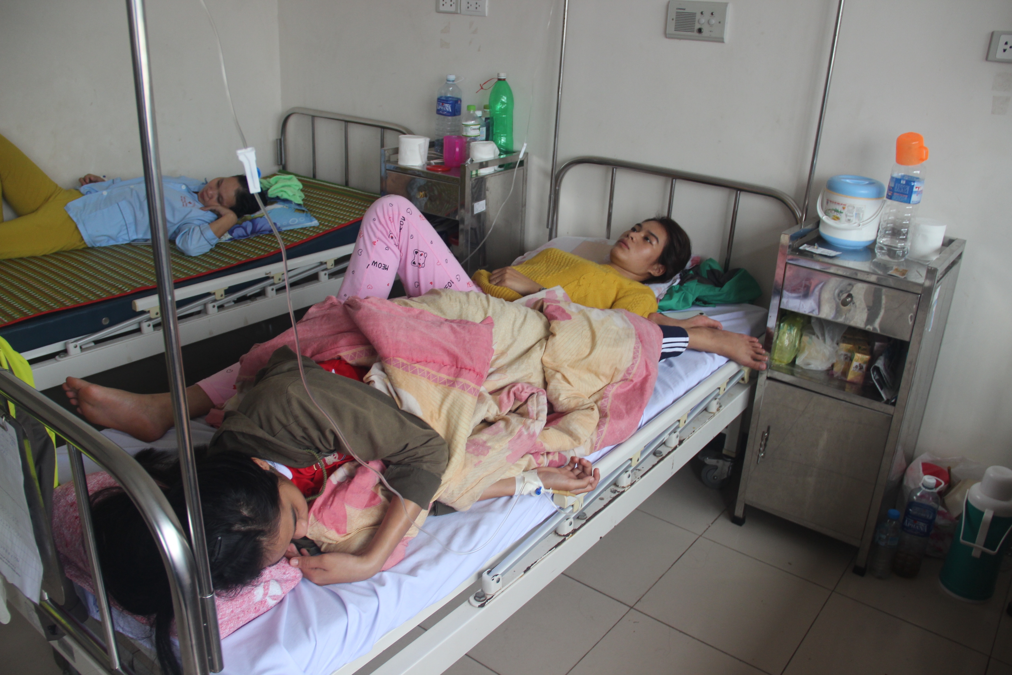 Hơn 60 người nhập viện sau khi ăn bánh mì cùng một tiệm