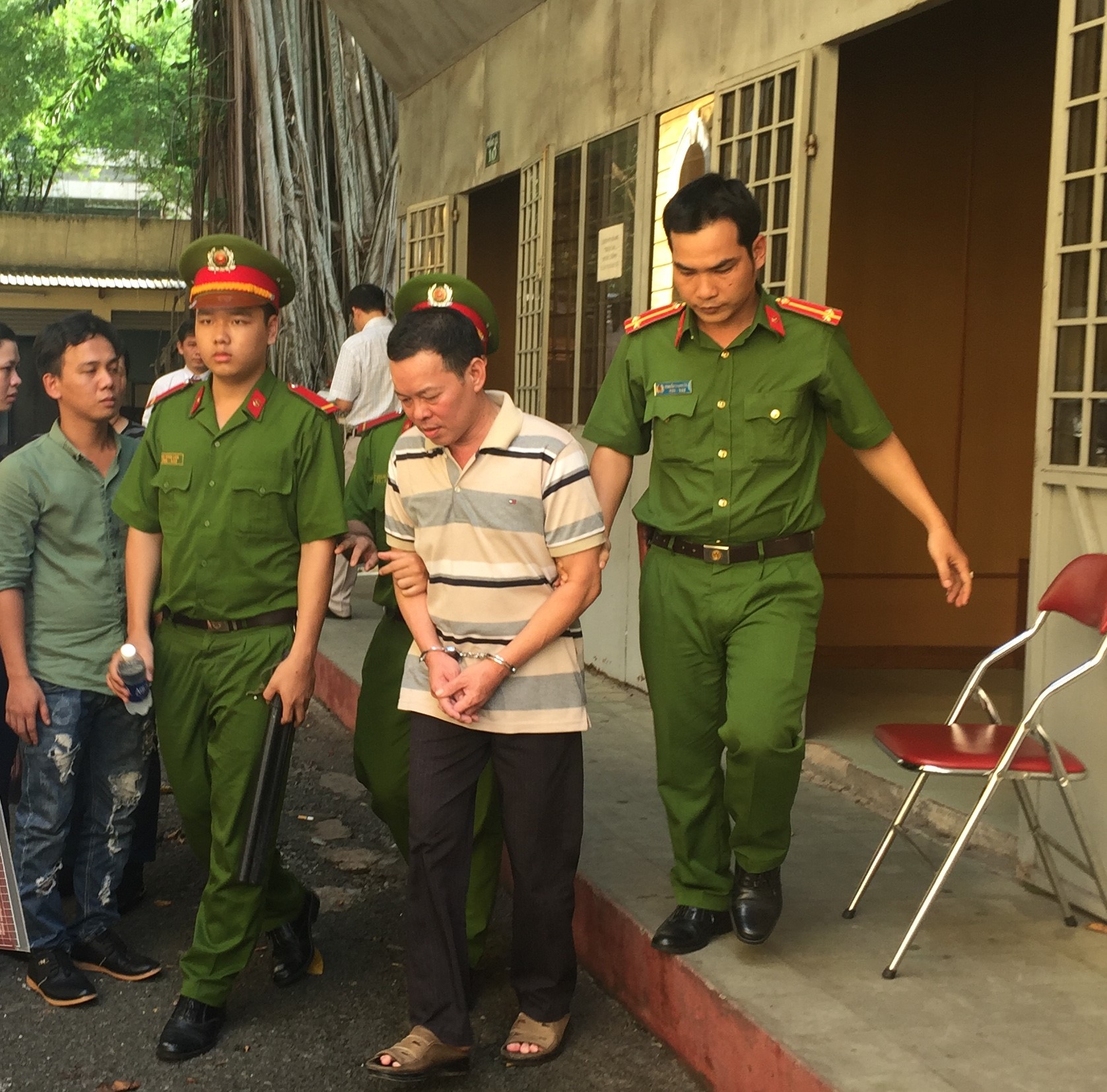 Nguyên cán bộ văn thư xã lãnh án sau 15 năm trốn truy nã