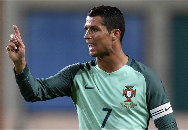 Ronaldo lỡ hẹn Messi ở Olympic