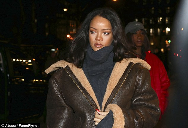 Rihanna mệt mỏi với “fan cuồng” quấy rối, dọa giết