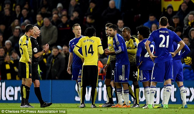 HLV Hiddink tố hậu vệ Watford đánh Diego Costa