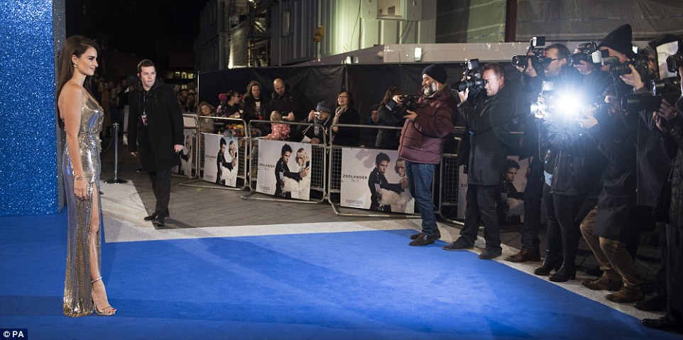 Penelope Cruz khoe chân thon trên thảm xanh