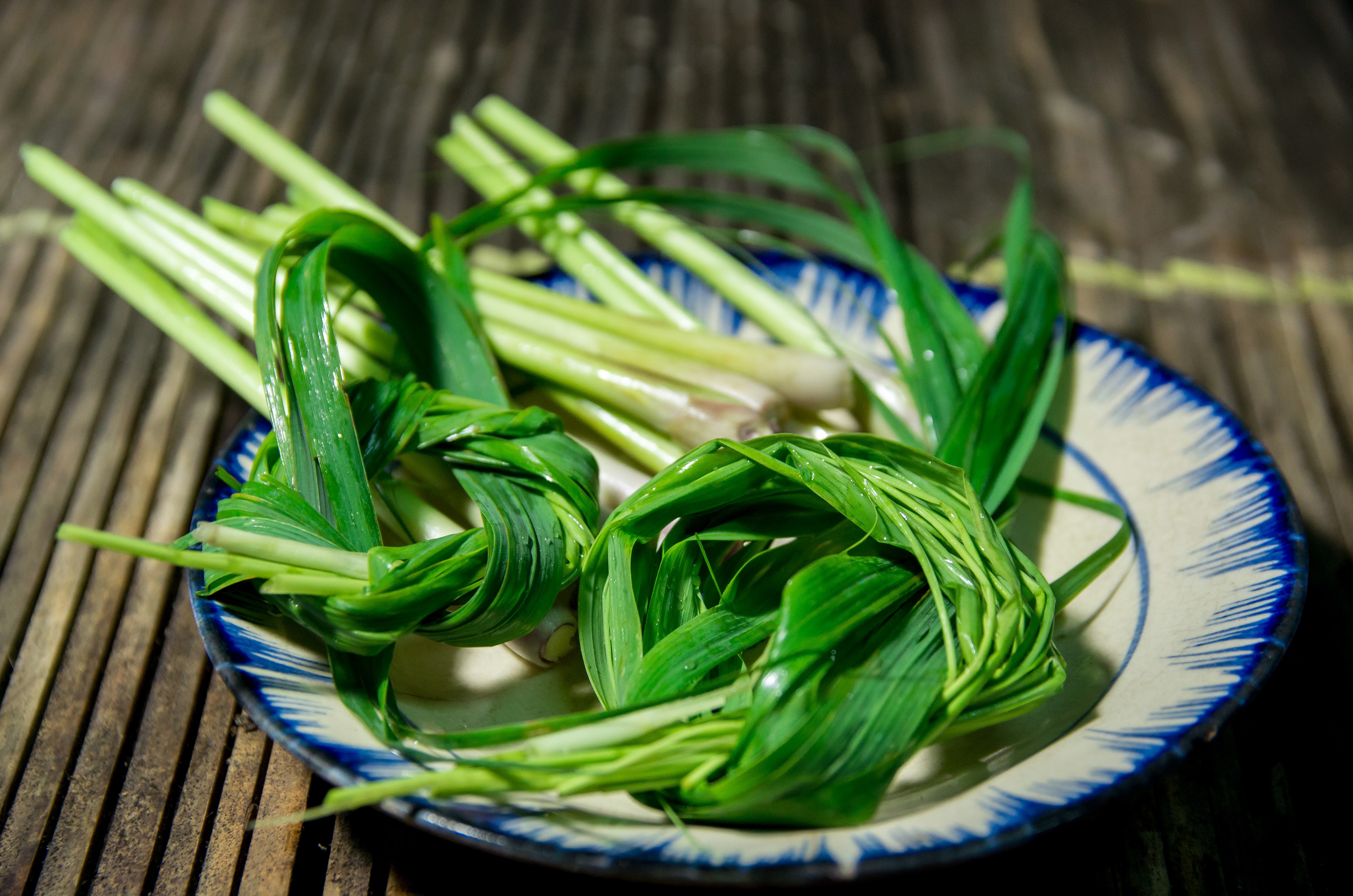 Giữ lá sả non và bó lại thành cuộn