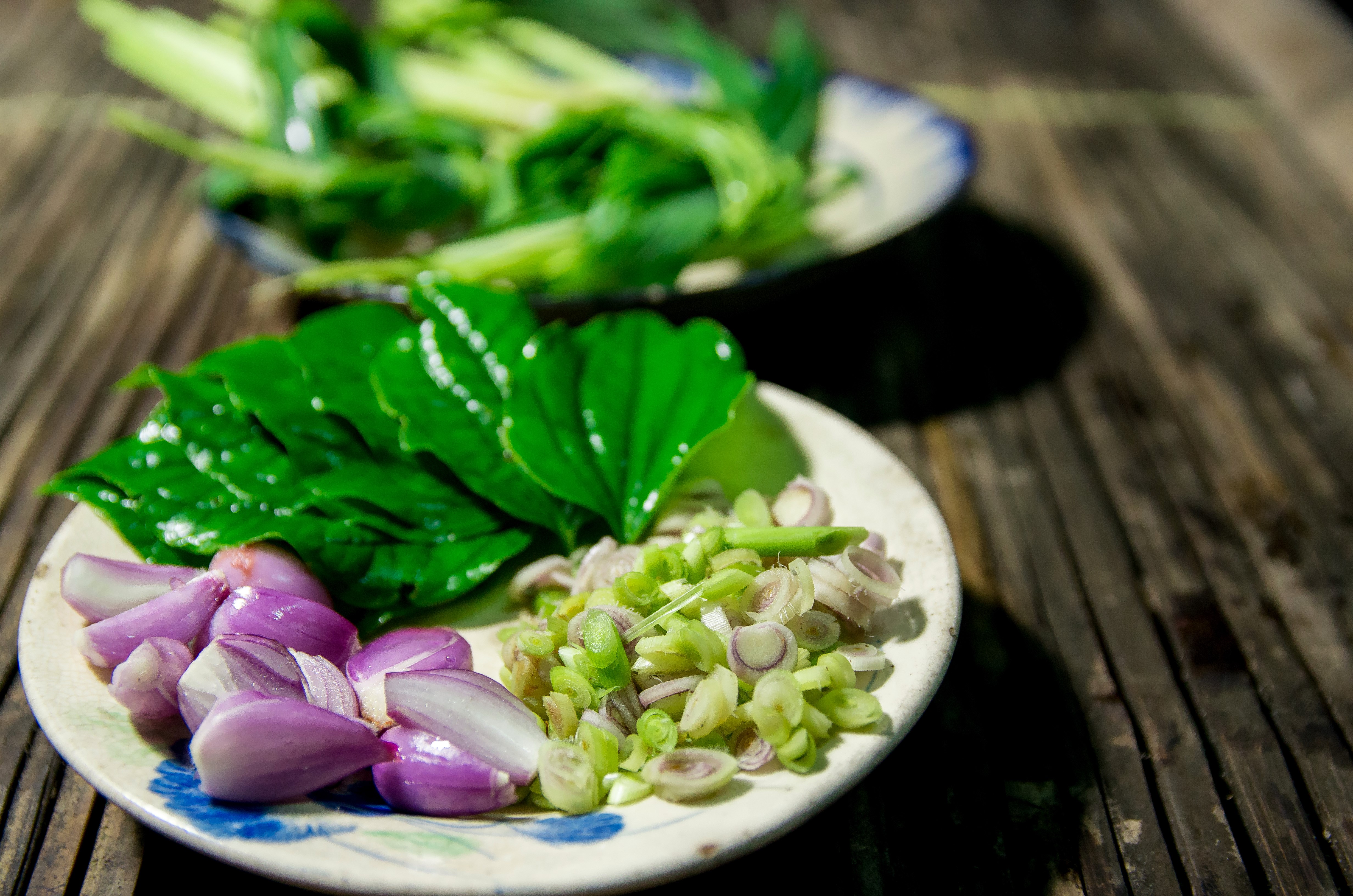 Sả và lá lốt không thể thiếu cho món bò xáo sả