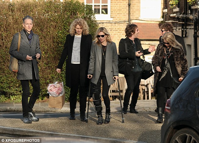 Siêu mẫu Kate Moss chống nạng sau cú ngã ở Thụy Sĩ