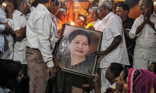 Người dân cầu nguyện cho bà Jayalalithaa Jayaram khi nghe tin bà lâm bệnh. Ảnh: Reuters