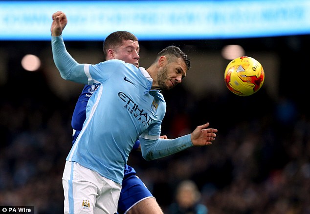 Cá cược bất hợp pháp, sao Man City sắp bị treo giò