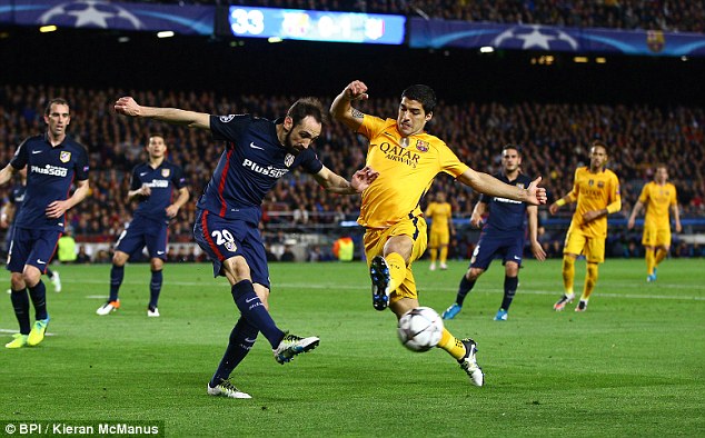 Suarez “gây bão” vì thoát thẻ đỏ