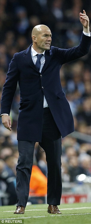 HLV Zidane lại rách quần nhưng Real không thắng