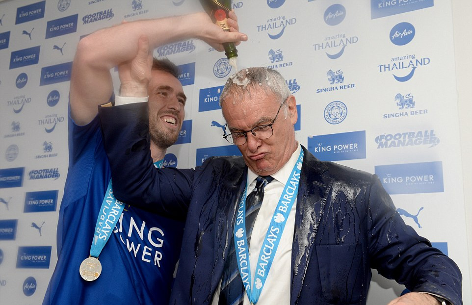HLV Ranieri tắm bia trong phòng họp báo
