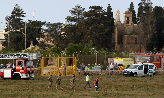Các nhân viên cứu hộ tại hiện trường ở Malta. Ảnh: Reuters