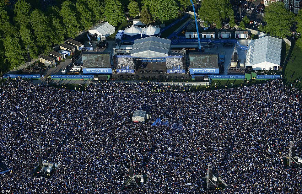 "Biển người" xuống đường rước cúp cùng Leicester