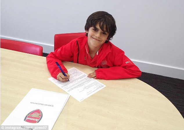 Con trai Robert Pires gia nhập Arsenal