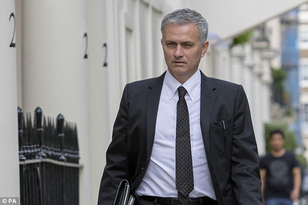 Mourinho nhận lương gấp đôi Van Gaal tại M.U