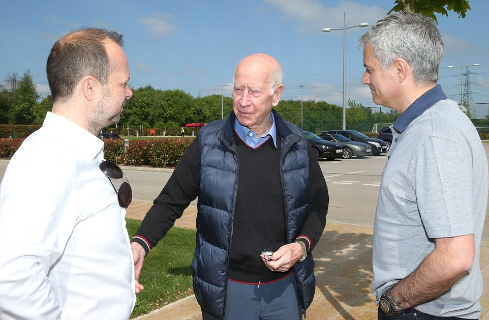 Mourinho nhắc lại “món nợ” World Cup khi gặp huyền thoại Charlton