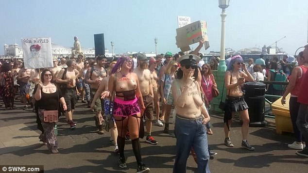 Hàng trăm người "thả rông" vòng một trên bãi biển Anh