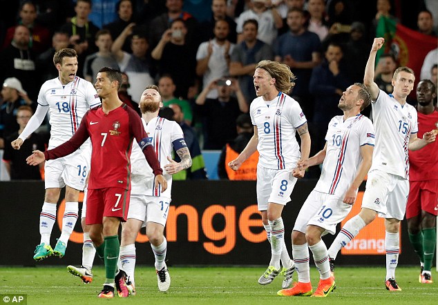 Bị cầm hoà, Ronaldo cay cú mỉa mai Iceland