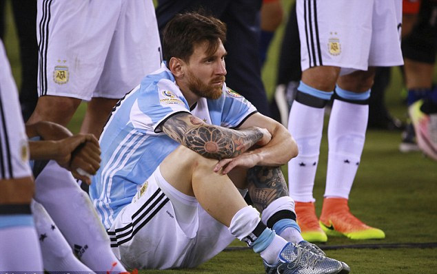 Ronaldo: Tôi đau đớn khi thấy Messi khóc!