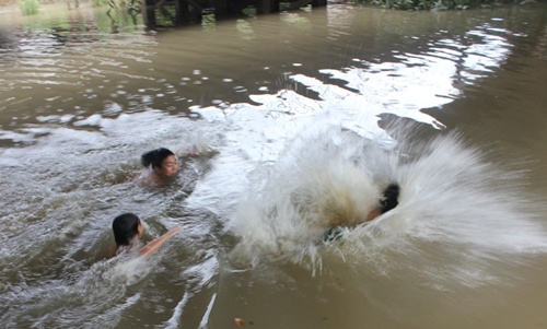 Lật thuyền, 2 học sinh chết chìm trước mặt nhiều người