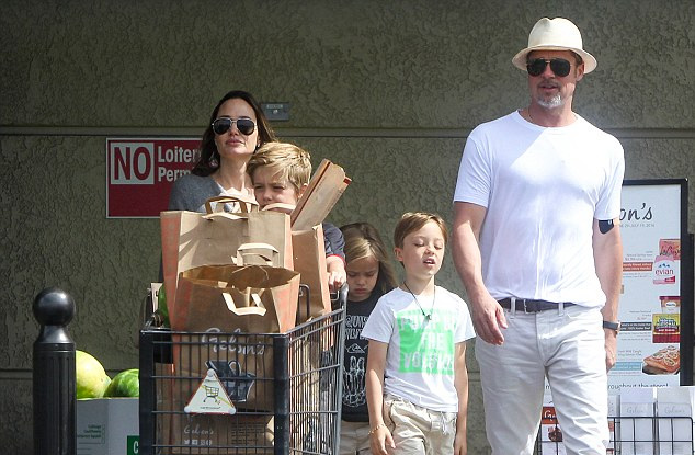 Angelina Jolie và Brad Pitt sắp ly hôn là tin vịt