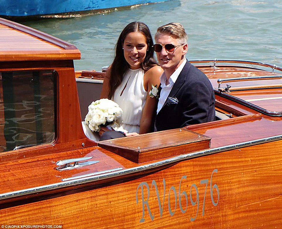Schweinsteiger đưa người đẹp Ivanovic về dinh