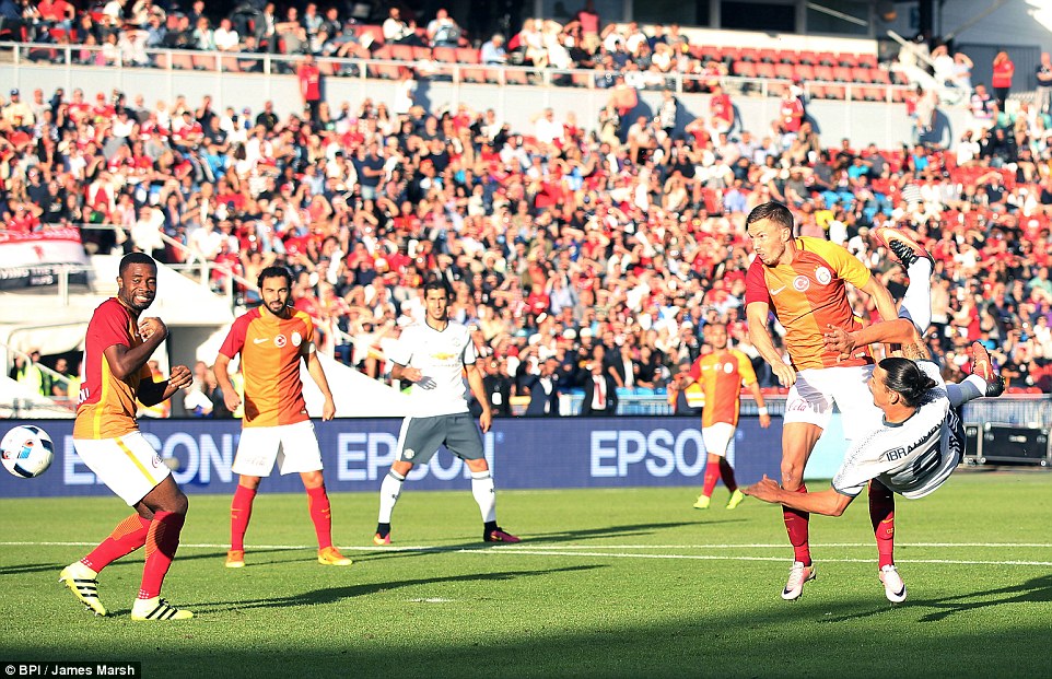 Ibrahimovic ngả bàn đèn, M.U đại thắng Galatasaray
