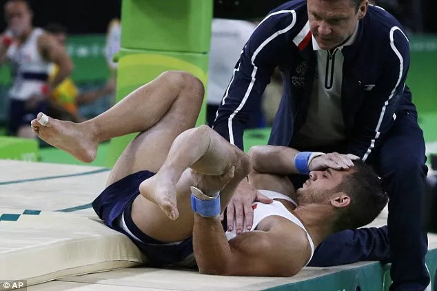 Kinh hoàng cảnh VĐV Pháp gãy chân ở Olympic 2016