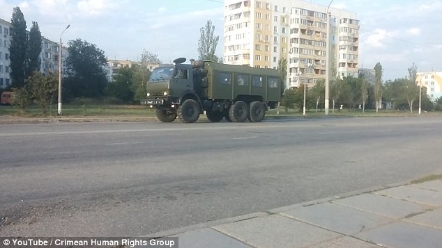 Xe tăng Nga rầm rộ áp sát biên giới Ukraine