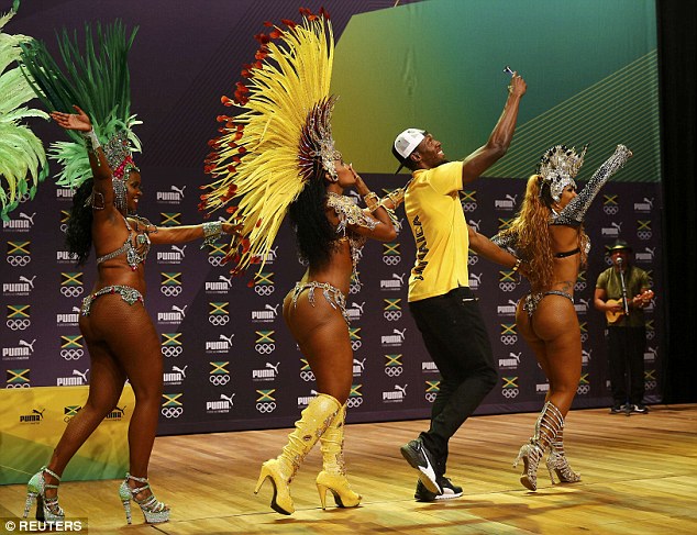 Xem Usain Bolt nhảy samba với vũ công Brazil nóng bỏng