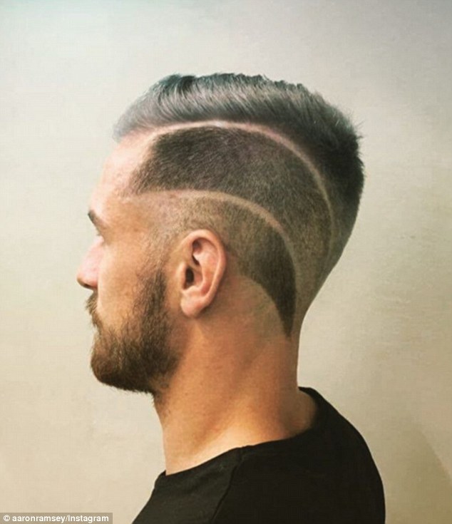 Bị Messi bắt chước, Ramsey lại thay kiểu tóc
