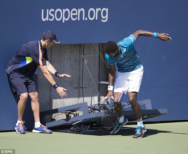 Monfils suýt bị đồng hồ đè gãy chân ở US Open