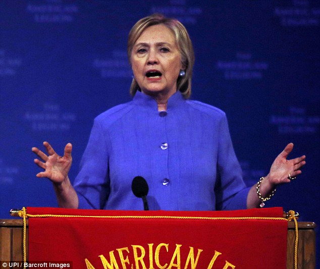 Bí ẩn trang khiêu dâm gởi tới email của bà Clinton