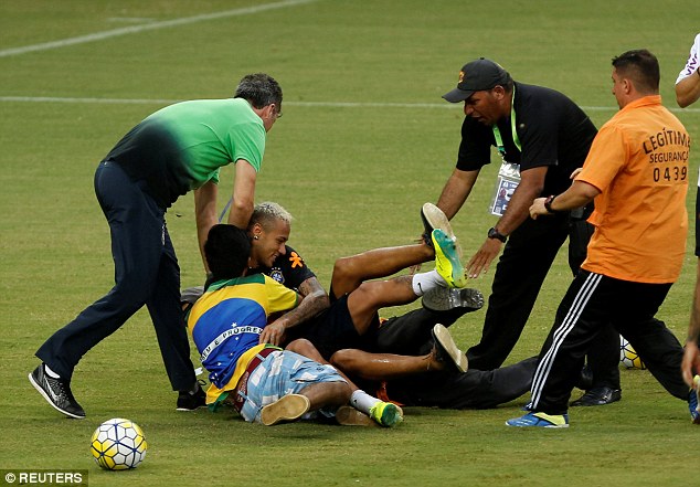 Neymar bị fan "cuồng" vật ngửa giữa sân