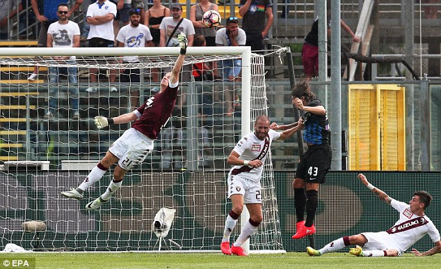 Hart mắc sai lầm hệt Bravo trận ra mắt Torino