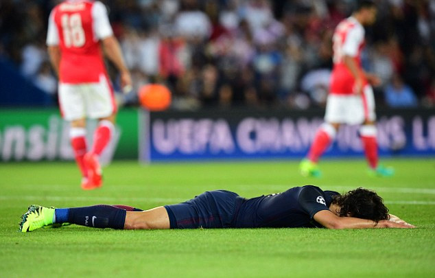 Cavani thất vọng sau khi kh&ocirc;ng thể ghi b&agrave;n v&agrave;o lưới trống Arsenal
