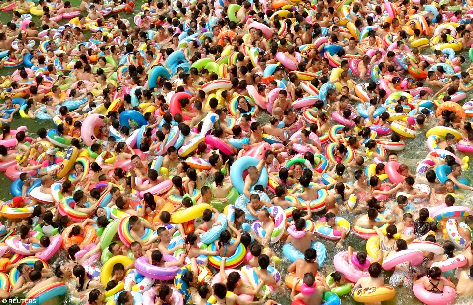 Hồ bơi ở tỉnh Tứ Xuyên chật cứng người. Ảnh: Reuters