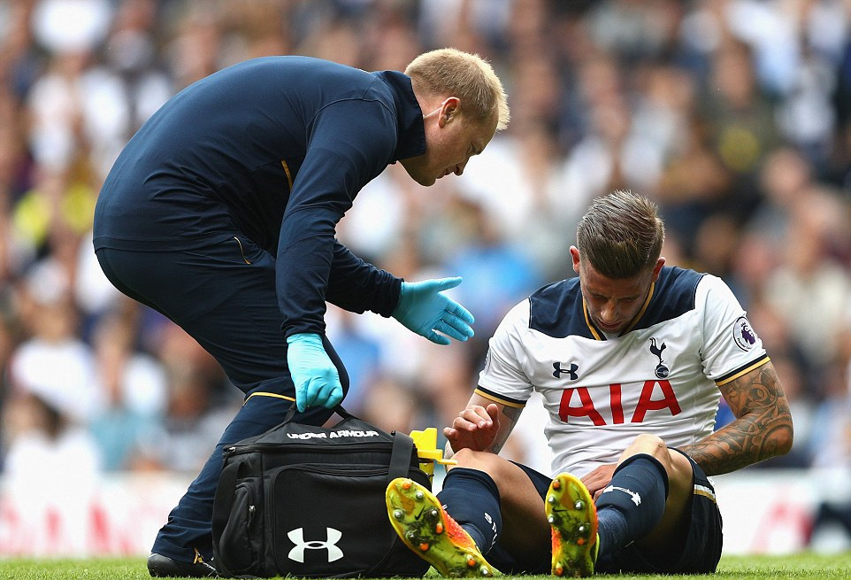 Trung vệ Alderweireld bị chấn thương đùi
