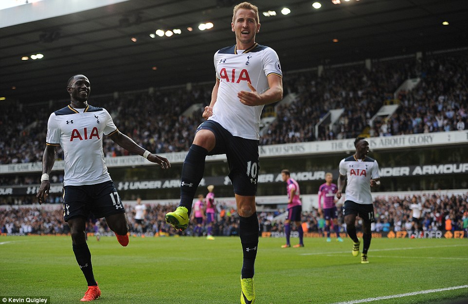Harry Kane ăn mừng bàn thắng ở phút 59 sau pha sút bóng cận thành
