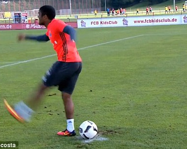 Ngỡ ngàng với pha đá penalty bằng gót chân của Costa
