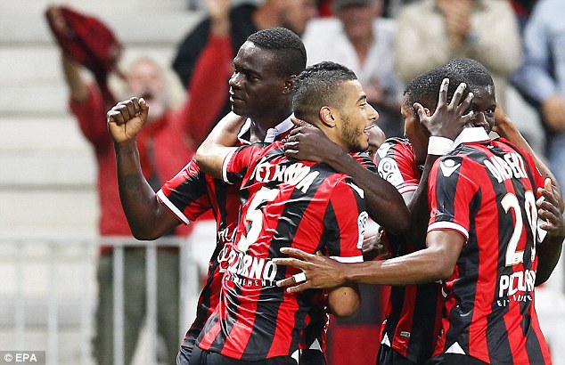 Balotelli bùng nổ, Nice dẫn đầu Ligue 1