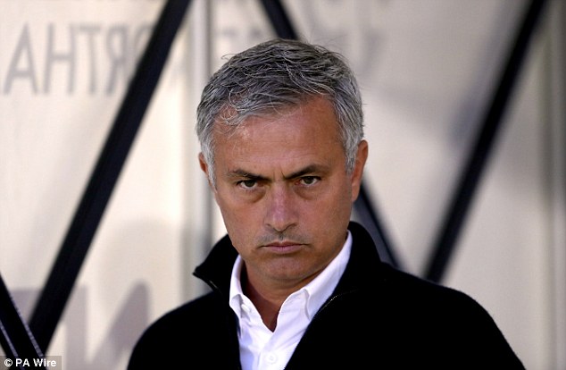 Mourinho chê Brad Pitt ngốc vì chia tay Aniston, cưới Angelina