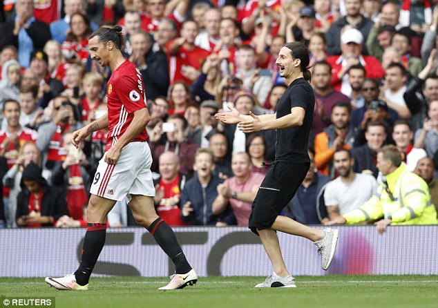 “Hàng nhái” Ibrahimovic náo loạn Old Trafford