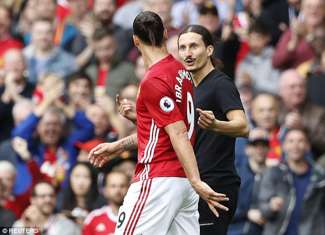 
CĐV c&oacute; để ngoại h&igrave;nh như Ibrahimovic tiếp cận ng&ocirc;i sao M.U
