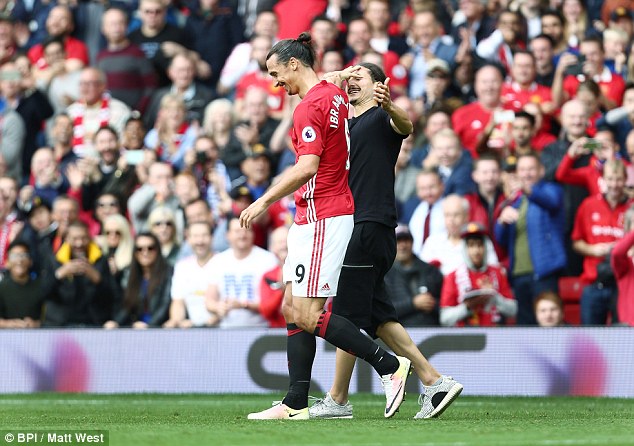 
Khi kh&ocirc;ng được Ibrahimovic đ&aacute;p lại t&igrave;nh cảm, CĐV n&agrave;y đ&atilde; lao v&agrave;o &ocirc;m
