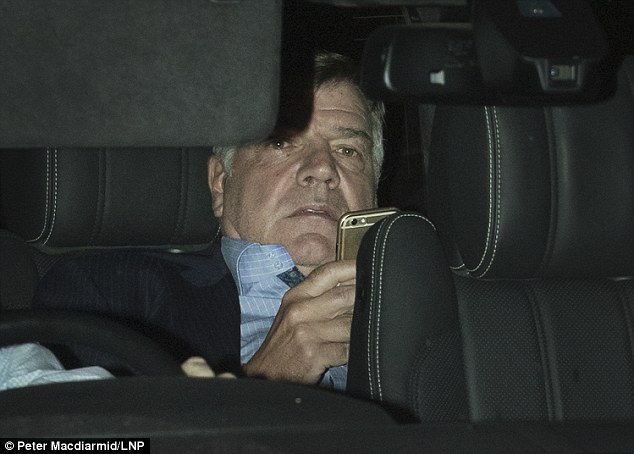 Allardyce rời sân Wembley sau khi nhận tin bị sa thải